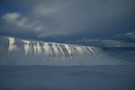 Snødekket fjell i Longyearbyen på Svalbard