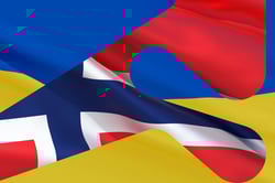 Illustrasjon av de norske og ukrainske flaggene som vaier og overlapper hverandre, med tydelige farger og symboler fra begge nasjoner.