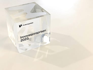 Pleksiglasskube med teksten Innovasjonsprisen 2023 og Forskningsrådets logo.