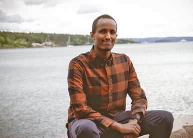 Majad Jama, ung mann med fjorden  i bakgrunnen