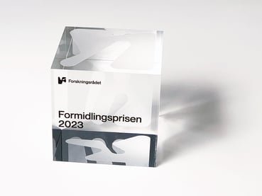 Pleksiglasskube med teksten Formidlingsprisen 2023 og Forskningsrådets logo.