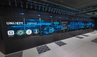 Lang vegg med digitale skjermer og teksten Betzy på
