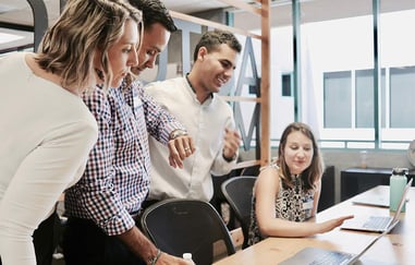 to menn og to kvinner ser på to pcer