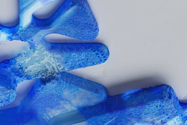 Illustrasjons bilde med abstrakte former som etterligner et hav.