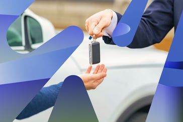 En hånd som overrekker en bilnøkkel til en annen utstrakt hånd, med en hvit bil i bakgrunnen.