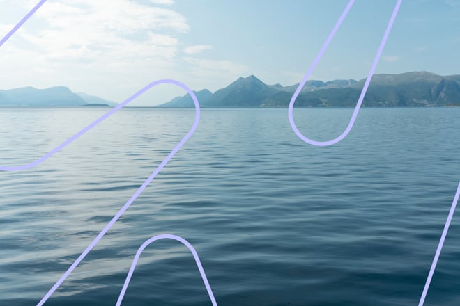 Hav og fjell og blå himmel