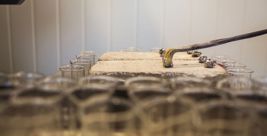 Bildet viser former med smeltet metall som ligger under press