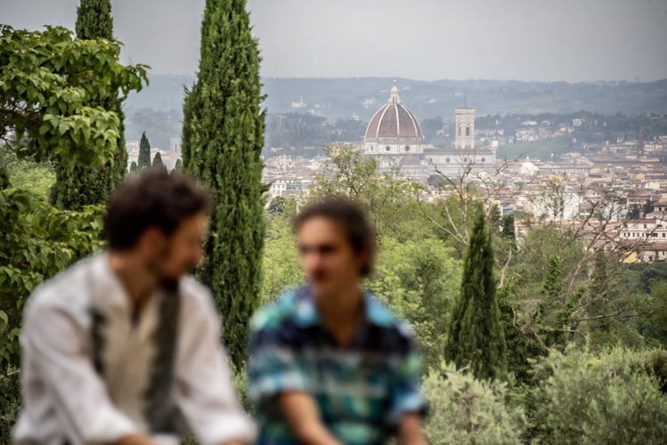 To menn sitter foran utsikt over Firenze