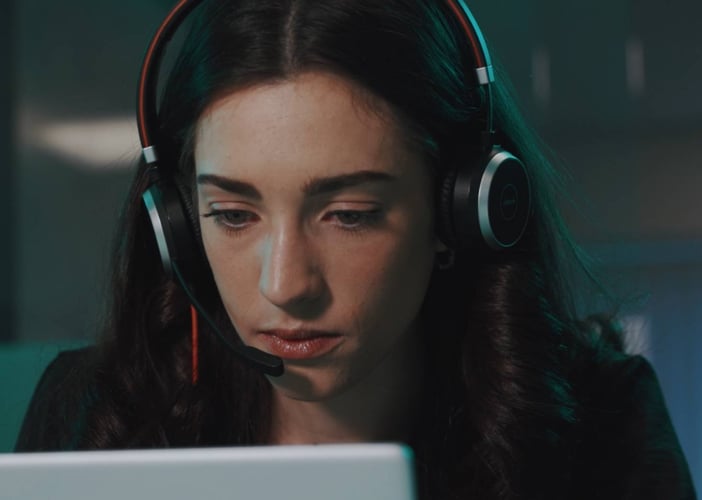 kvinne med mørkt hår og headset med mikrofon