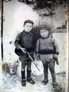 to små gutter med et gevær, gammelt bilde