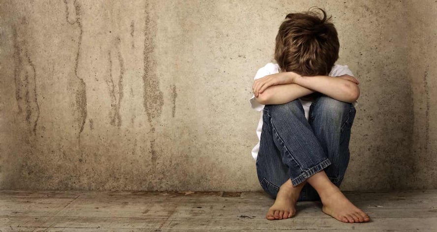 ensom gutt som gråter