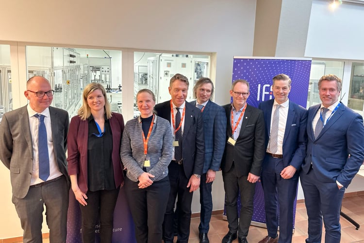 Gruppebilde med flere mennesker fra offisiell tildeling av midler til flere forskningssentre. 