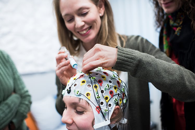 Bilde av MultiLings Sosio-kognitiv lab bruker de EEG, eller elektroencefalogram, for å måle elektrisk aktivitet i hjernen til flerspråklige