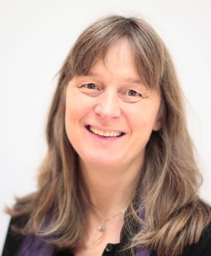 Portrett foto av smilende kvinne