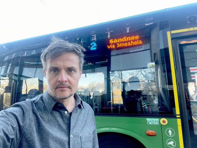 Mathias Molden foran grønn buss